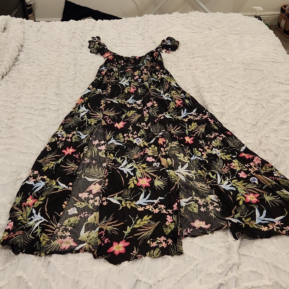 Beautiful black tropical print Raviva dress size L, with duall slits in front!